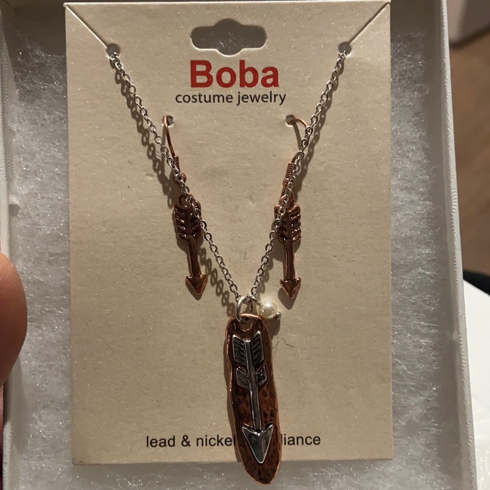 Two tone arrow necklace and earrings set
